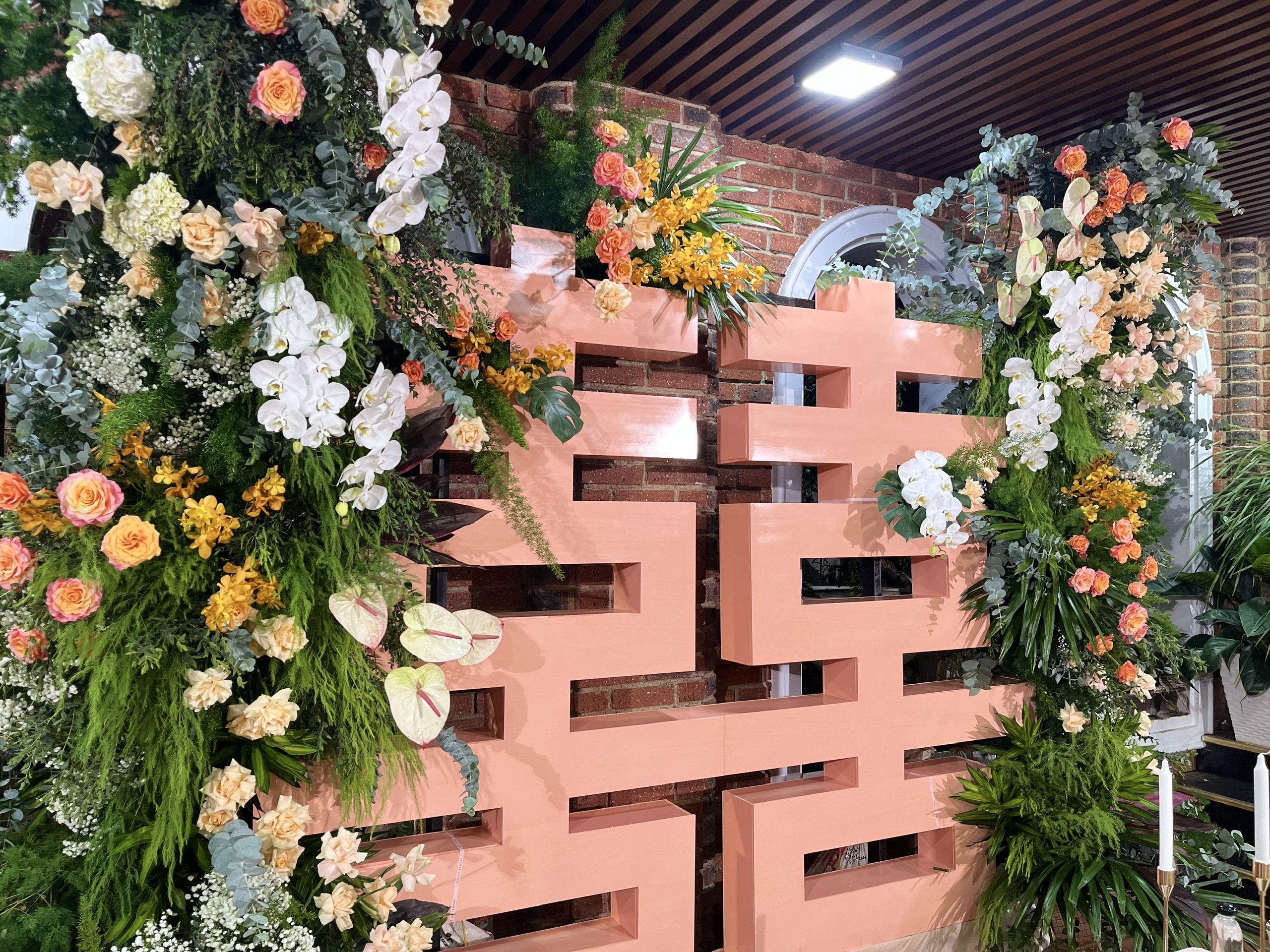 Trang trí tiệc gia tiên tone cam vàng cùng Hồ Thiên Hà Wedding